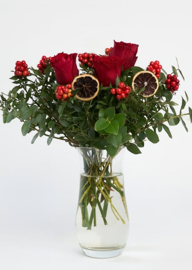 Cam Vazoda Kokina Çiçeği ve Kırmızı Güller